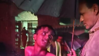 Photo of आधी रात चाकू की नोक पर घर में घुसे चोर, गृहस्वामी के जागते ही छत से कूदे