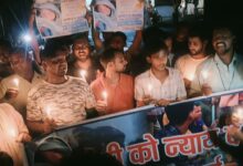 Photo of 72 घंटे बीते, कार्रवाई नहीं हुई तो छलक उठा आक्रोश, नवजात को न्याय दिलाने कैंडल मार्च।