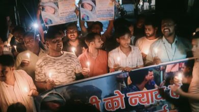 Photo of 72 घंटे बीते, कार्रवाई नहीं हुई तो छलक उठा आक्रोश, नवजात को न्याय दिलाने कैंडल मार्च।