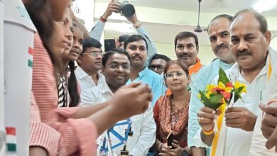 Photo of दारा सिंह चौहान ने दुदही नगर पंचायत कार्यालय का किया उद्घाटन, विभिन्न विभागों के स्टालों का किया अवलोकन