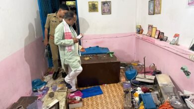Photo of सीढ़ी के सहारे सेंध काटकर ज्वेलरी की दुकान में भीषण चोरी