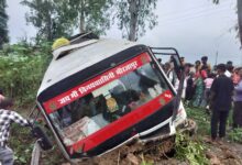Photo of स्टीयरिंग फेल होने से बस पलटी, यात्री घायल