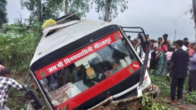Photo of स्टीयरिंग फेल होने से बस पलटी, यात्री घायल