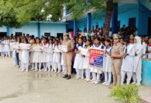 Photo of नवल एकेडमी इंटर कॉलेज में पुलिस ने चलाया जागरूकता अभियान: छात्रों को दिए यातायात नियम व सुरक्षा टिप्स