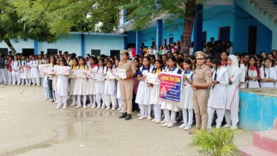 Photo of नवल एकेडमी इंटर कॉलेज में पुलिस ने चलाया जागरूकता अभियान: छात्रों को दिए यातायात नियम व सुरक्षा टिप्स