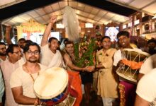 Photo of मध्यरात्रि 12 बजे गूंजा ‘जय श्री कृष्ण’ का जयघोष, लड्डू गोपाल का दक्षिणावर्ती शंख और पंचामृत से अभिषेक