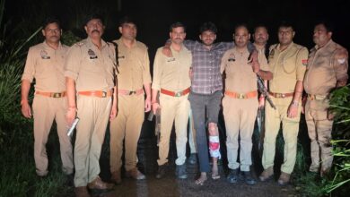 Photo of नाबालिग से छेड़छाड़ के आरोपी ने पुलिस पर की फायरिंग, मुठभेड़ में पैर में लगी गोली