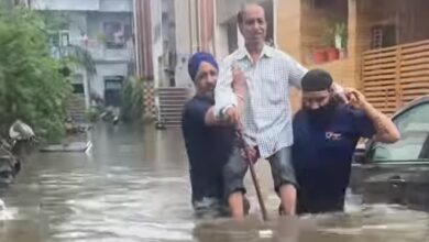 Photo of स्मार्ट सिटी की सड़कों पर तैरी नाव, निर्दलीय पार्षद ने जलभराव के बीच नाव चलाकर निगम प्रशासन के खोखले विकास को दिखाया आईना