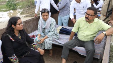 Photo of जिलाधिकारी ने नाव से किया रामगंगा नदी का  निरीक्षण | संवेदनशील क्षेत्रों का लिया जायजा, अधिकारियों को सतर्कता एवं राहत तैयारियाँ पूर्ण रखने के दिए निर्देश