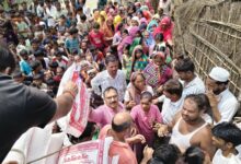Photo of बाढ़ पीड़ितों के बीच पहुंचे केपी तिवारी, 500 लोगों को बांटी राहत सामग्री