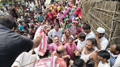 Photo of बाढ़ पीड़ितों के बीच पहुंचे केपी तिवारी, 500 लोगों को बांटी राहत सामग्री