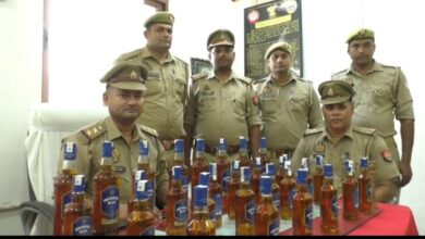 Photo of वाराणसी कैंट रेलवे स्टेशन पर लावारिस बैगों में मिली अंग्रेजी शराब, जीआरपी ने की बरामदगी