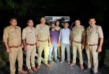 Photo of खड्डा में छह गोवंशों के साथ दो पशु तस्कर गिरफ्तार | पिकअप वाहन से क्रूरतापूर्वक ले जाए जा रहे थे बछड़े व बैल, बांका, रस्सी समेत अन्य सामान बरामद
