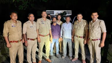 Photo of खड्डा में छह गोवंशों के साथ दो पशु तस्कर गिरफ्तार | पिकअप वाहन से क्रूरतापूर्वक ले जाए जा रहे थे बछड़े व बैल, बांका, रस्सी समेत अन्य सामान बरामद