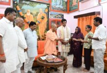Photo of सीएम योगी ने पीड़ित परिवारों से की मुलाकात, दो-दो लाख की सहायता