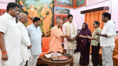 Photo of सीएम योगी ने पीड़ित परिवारों से की मुलाकात, दो-दो लाख की सहायता