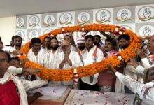 Photo of सपा-भाजपा छोड़कर संतकबीरनगर के सैकड़ों लोगों ने थामा कांग्रेस का हाथ