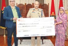 Photo of यूपी पुलिस के 23 कर्मियों के परिजनों को 38.05 करोड़ रुपये की आर्थिक सहायता, डीजीपी राजीव कृष्ण ने वितरित किए चेक