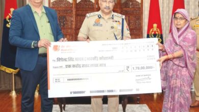Photo of यूपी पुलिस के 23 कर्मियों के परिजनों को 38.05 करोड़ रुपये की आर्थिक सहायता, डीजीपी राजीव कृष्ण ने वितरित किए चेक