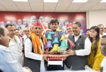 Photo of भाजपा छोड़ सपा में आए पूर्व सांसद धर्मेंद्र कश्यप, सपा की ली सदस्यता
