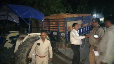 Photo of अजीतमल में आरटीओ की कार्रवाई, ईटों से भरे ओवरलोड दो ट्रैक्टर सीज कर कोतवाली में खड़े कराए