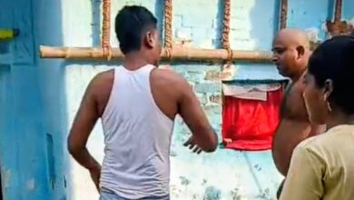 Photo of कूड़े के विवाद में महिला और बेटियों से मारपीट का आरोप, वीडियो वायरल।