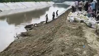 Photo of गंडक नहर का स्पर निर्माण के कुछ ही माह बाद टूटा, गुणवत्ता पर उठे सवाल।