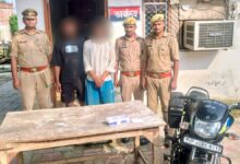 Photo of ई-रिक्शा चालक की सीट से मोबाइल फोन चोरी करने वाले 2 अभियुक्त गिरफ़्तार, चोरी का मोबाइल व चोरी की मोटरसाइकिल बरामद