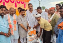 Photo of रेता क्षेत्र के बाढ़ पीड़ितों में सांसद व विधायकों ने बांटी राहत सामग्री