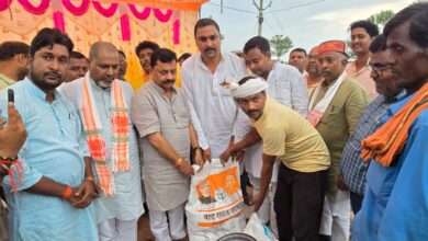 Photo of रेता क्षेत्र के बाढ़ पीड़ितों में सांसद व विधायकों ने बांटी राहत सामग्री