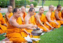 Photo of थाइलैंड के नौवें महाराजा की पुण्यतिथि पर भिक्षुओं ने किया शांति पाठ