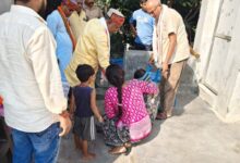 Photo of मृतक अजय राजभर के परिजनों से मिलकर  विधायक ने बंधाया ढांढस
