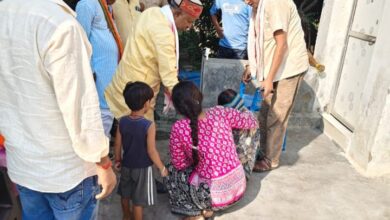 Photo of मृतक अजय राजभर के परिजनों से मिलकर  विधायक ने बंधाया ढांढस