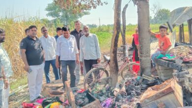 Photo of आग में जला आशियाना, दो दिनों से खुले असमान के नीचे कुनबा