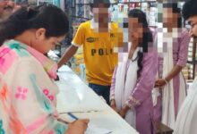 Photo of रामकोला में 10 प्रतिष्ठानों की जांच, 14 किशोर श्रमिक चिह्नित।