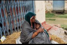 Photo of मासूम बच्चे संग ससुराल के दरवाजे पर बैठी विवाहिता, न्याय की गुहार